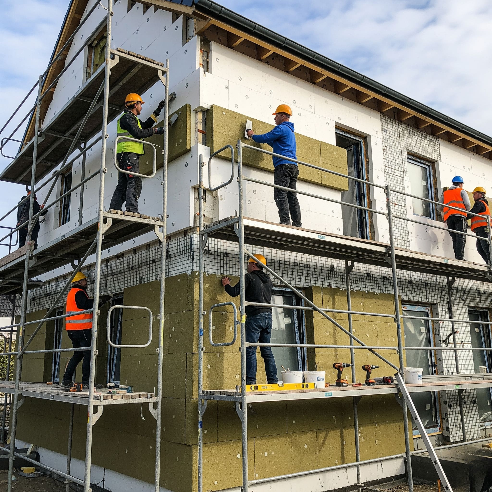 Imagen de instalación de aislamiento térmico en fachadas (SATE)