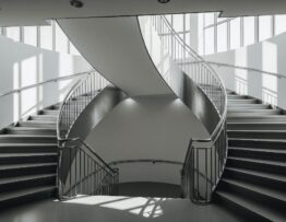 escalera metálica banner